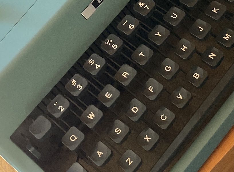 A very nice picture of an Olivetti Letter 32 taken at about a 45º angle.